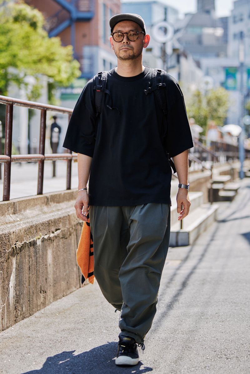 帽子、バッグ＝ともにシュプリーム
