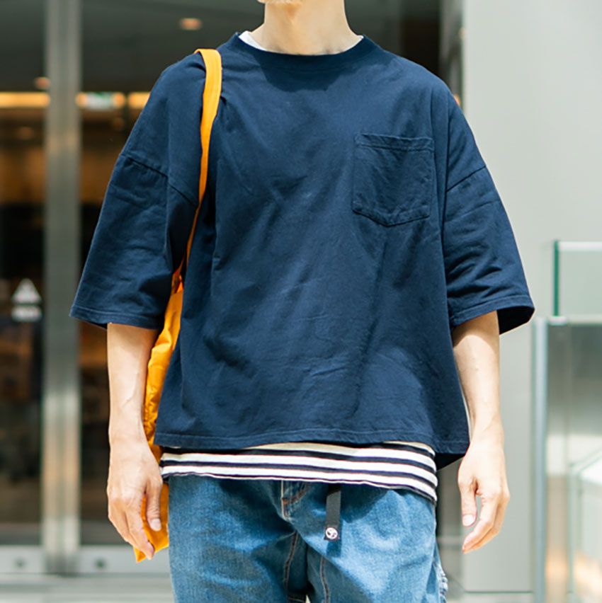 50代のTシャツコーデは「ほんのり可愛げ」をプラスせよ！ 色や柄、プリントの選び方 - 1枚目の画像