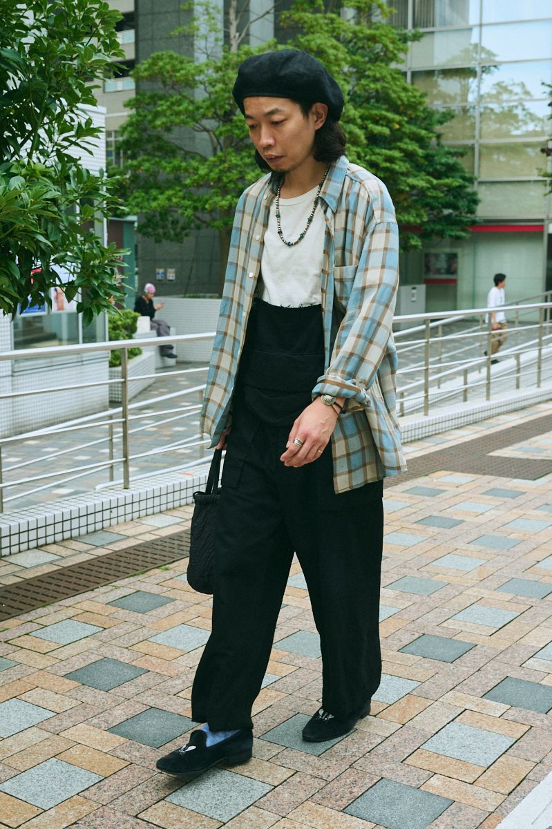 シャツ、Tシャツ、ネックレス、バングル、リング＝すべて古着