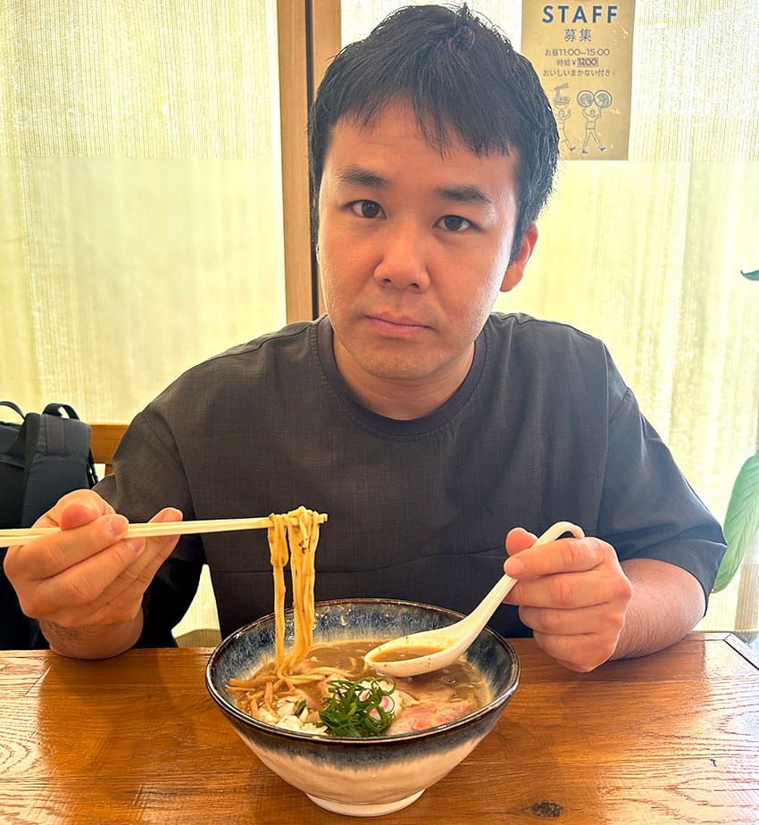ヤマハシ●社会人1年目のときにラーメンに出会う。ラーメンマニア・さぴおとの出会いをきっかけに食べるペースが加速し、現在は地方遠征にも力を入れながら、年間約600杯のラーメンを食べ歩く。ラーメンデータベース総合ランキング上位1000店を全店訪問（2025年末時点）。