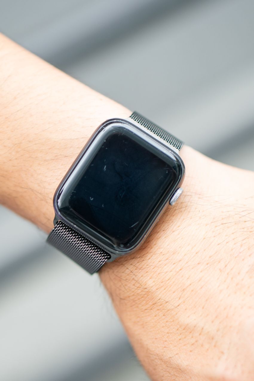 夏の「Apple Watch」はメタルブレスが吉！ 大人っぽく汗をかいてもベタつかない安心感をSNAPで証明 - 7枚目の画像