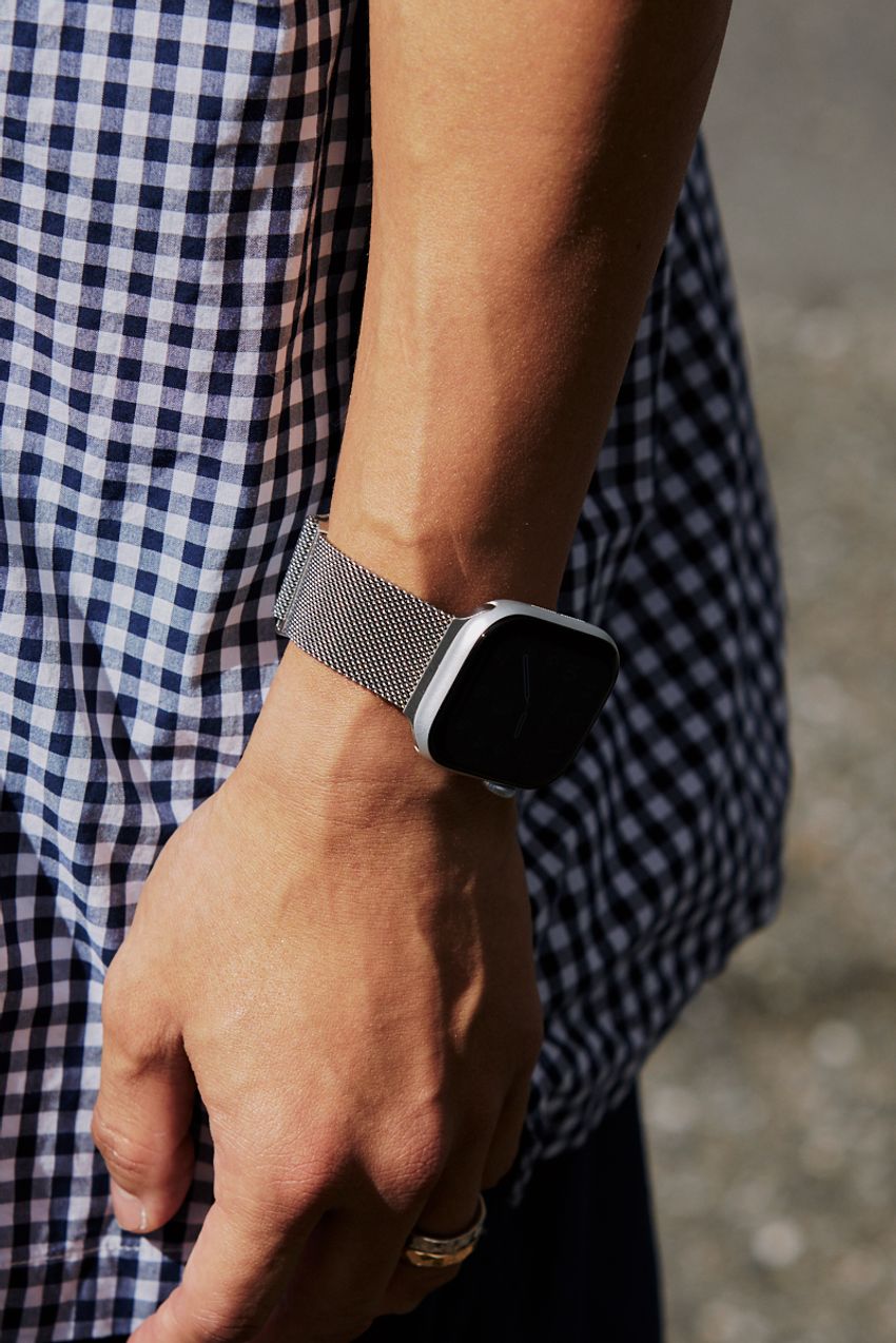 夏の「Apple Watch」はメタルブレスが吉！ 大人っぽく汗をかいてもベタつかない安心感をSNAPで証明 - 5枚目の画像