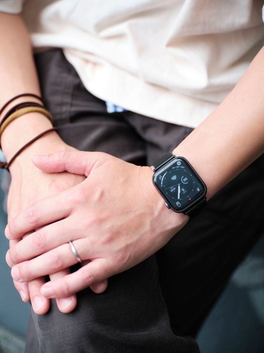 夏の「Apple Watch」はメタルブレスが吉！ 大人っぽく汗をかいてもベタつかない安心感をSNAPで証明 - 3枚目の画像