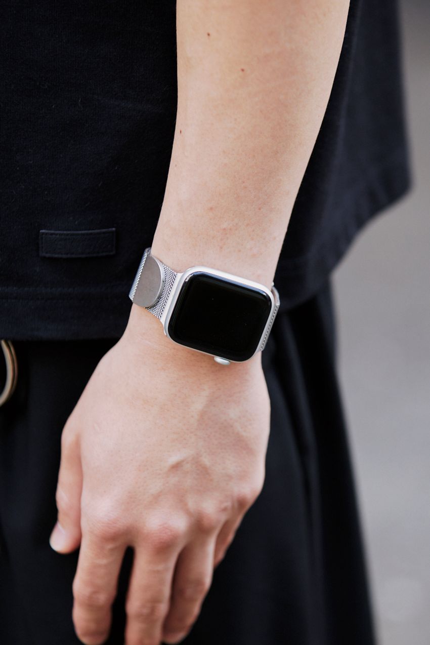 夏の「Apple Watch」はメタルブレスが吉！ 大人っぽく汗をかいてもベタつかない安心感をSNAPで証明 - 9枚目の画像