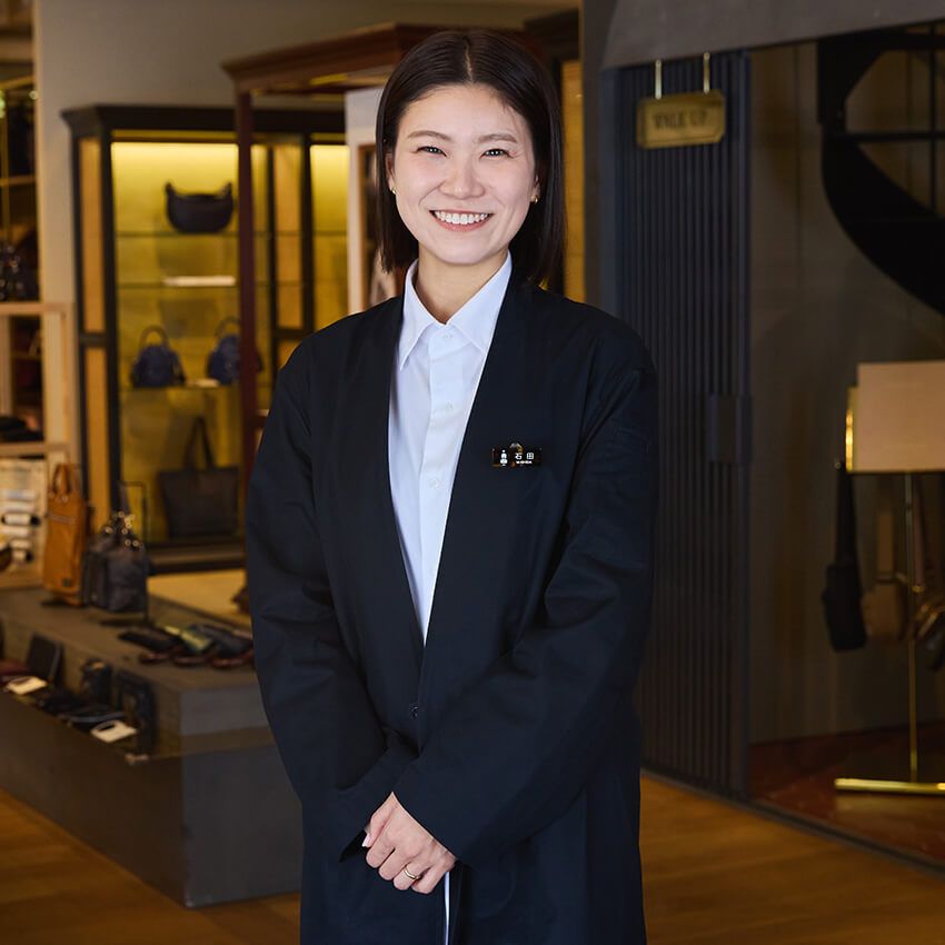 石田桃子さん●数多のプロダクトを実際に使用し、ラゲッジレーベルの染色技術も目の当たりにしてきた同店のトップコンシェルジュ。旅好きで、プライベートでは国内外へ頻繁に足を向ける。もちろんその相棒はポーターのバッグたちだ。