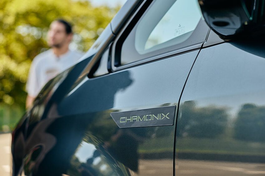 三菱 デリカD:5の特別仕様車「シャモニー」。アウトドアの聖地であるフランス・モンブランの麓の町に由来する、高い悪路走破性を兼ね備えたキャンプやアウトドアスポーツに最適な1台。デザイン性と実用性を極限まで高めた、大人の冒険心を刺激するミニバンだ。