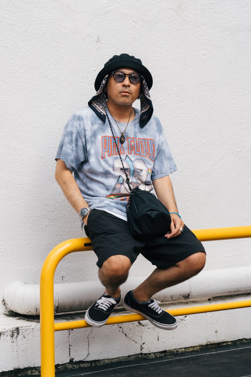 Tシャツ、パンツ＝ともに古着