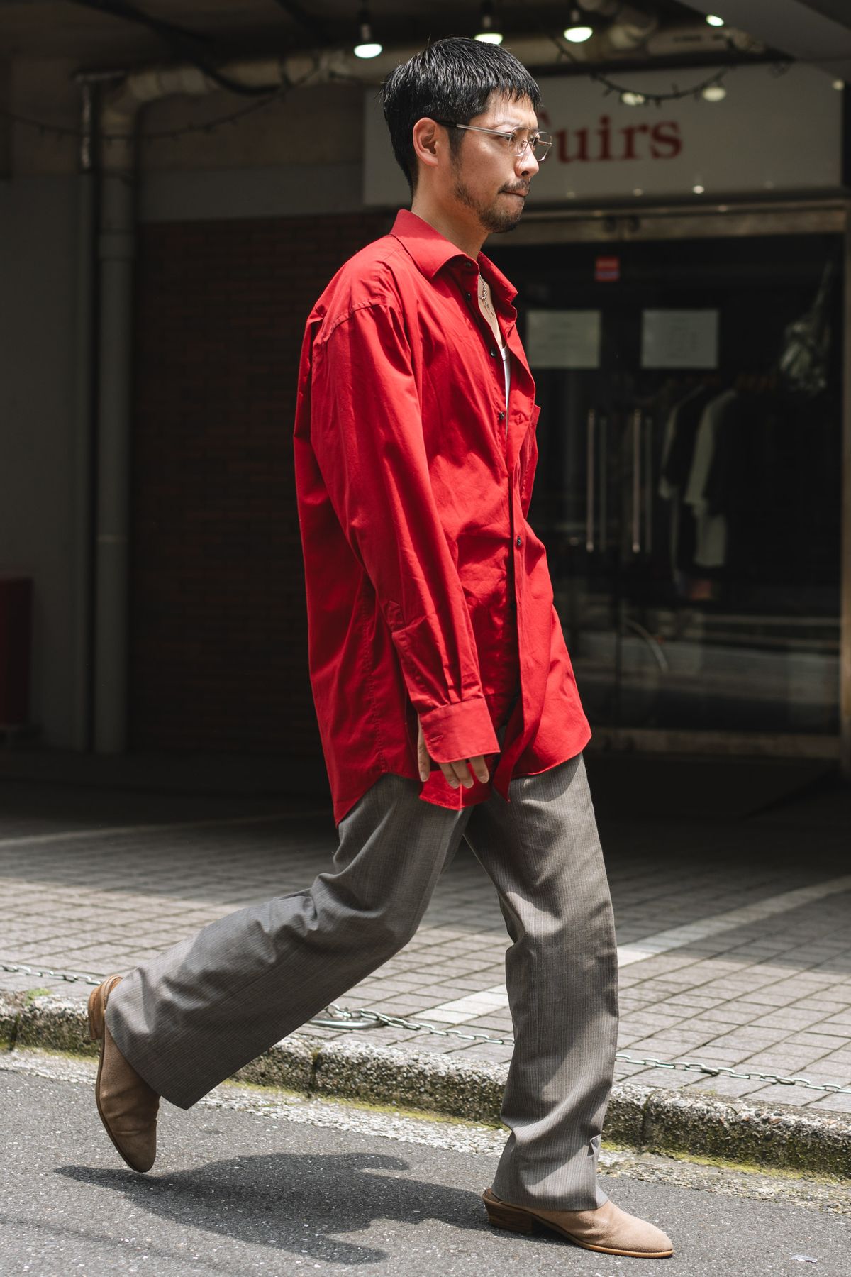 眼鏡、シャツ、パンツ、シューズ＝すべて古着