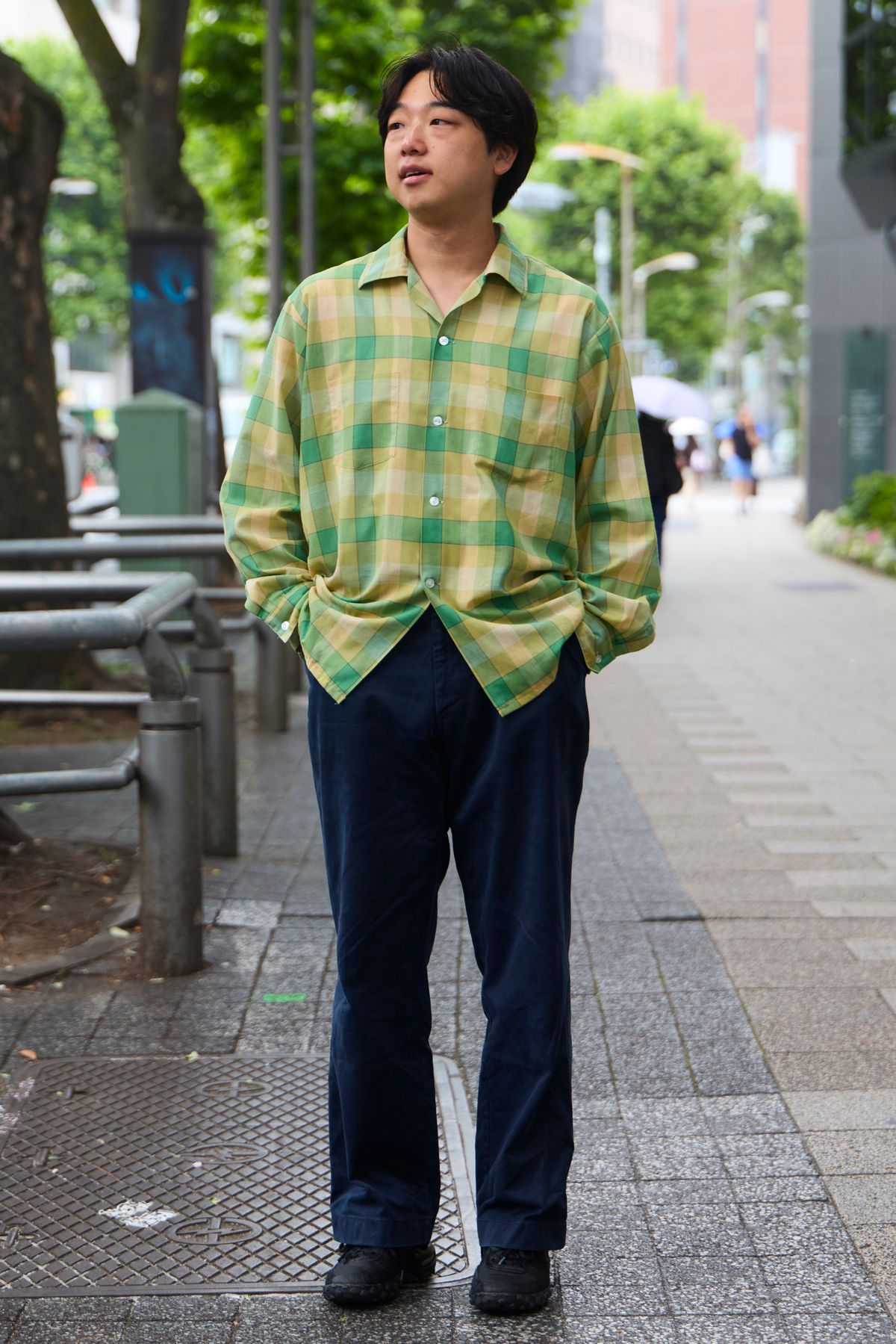 シャツ、パンツ＝ともに古着