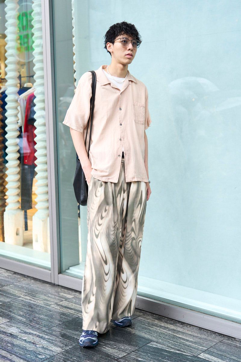 眼鏡、Tシャツ＝ともにユニクロ