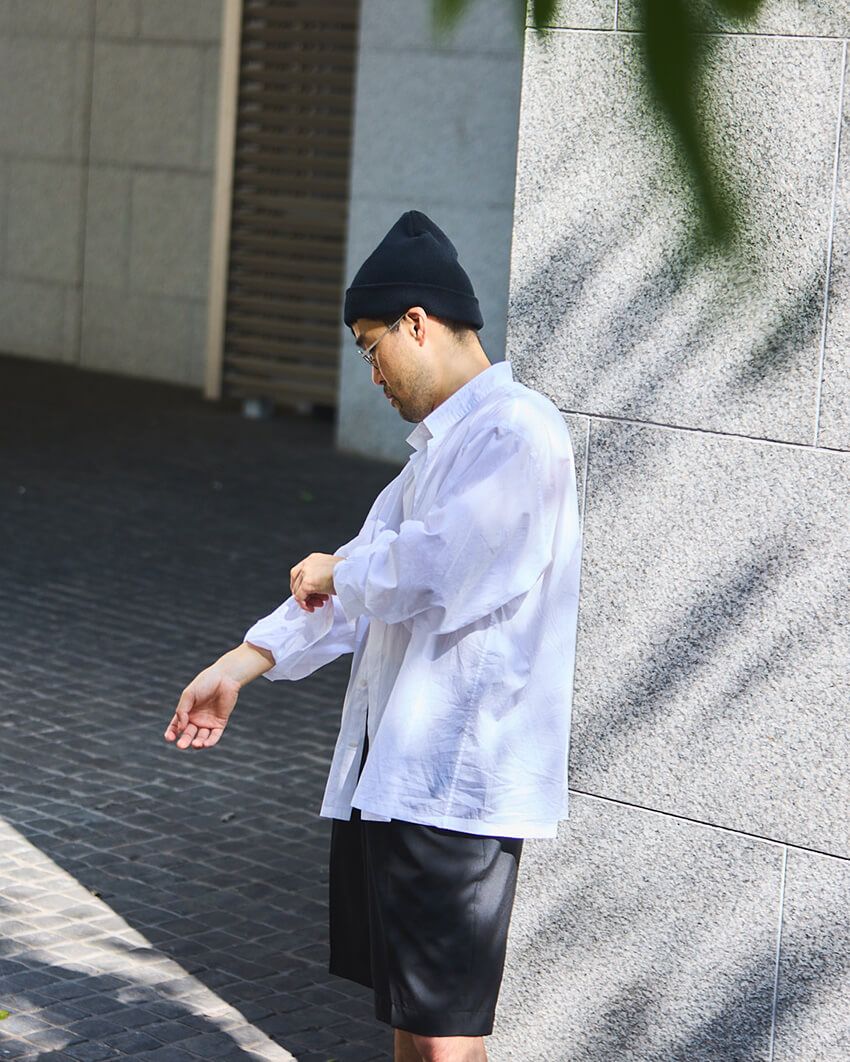 “黒ショーツ”のマンネリ問題は「引き算コーデ」で解決！ 元ビームス安武さんに学ぶ大人の着こなし - 2枚目の画像