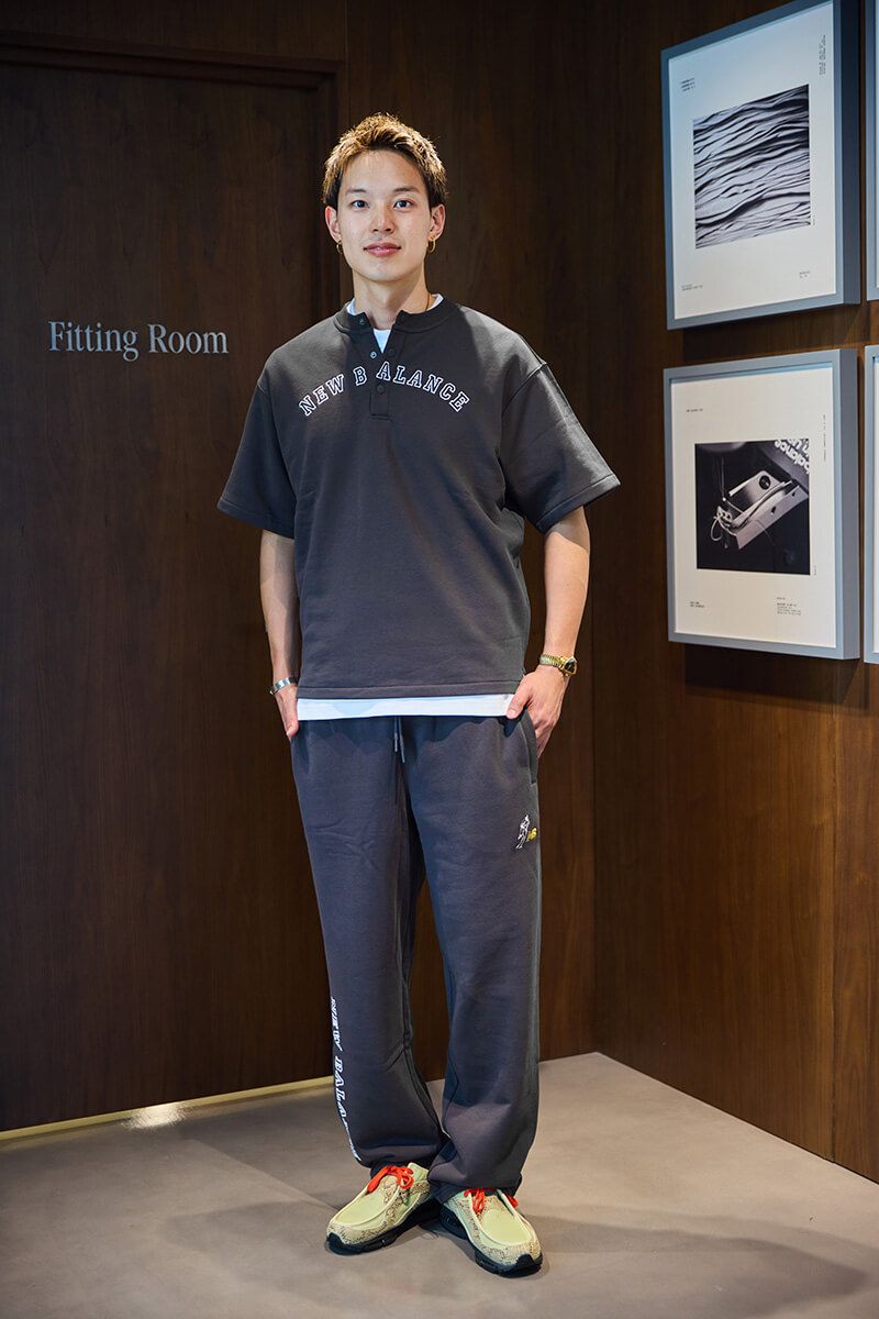 「大谷翔平シグネチャーヘンリーネックショートスリーブTシャツ」9900円、「大谷翔平シグネチャースウェットパンツ」1万2980円／ニューバランス（ニューバランスジャパンお客様相談室