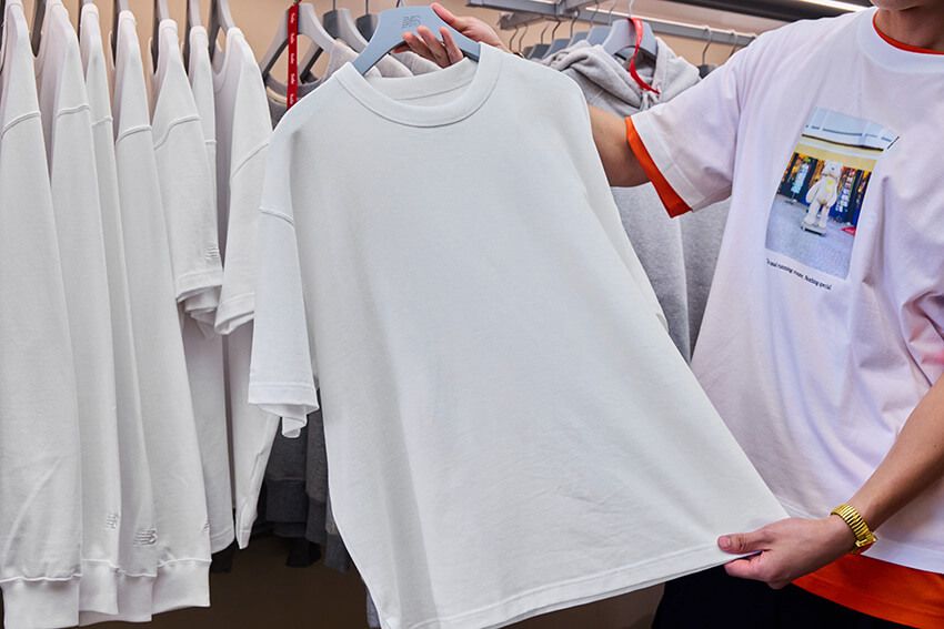 「NB GREY　プレミアムTシャツ」1万2980円／ニューバランス（ニューバランスジャパンお客様相談室　0120-85-7120）