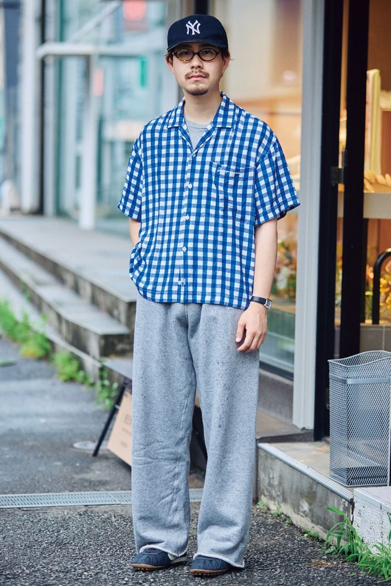 腕時計＝カルティエ　シャツ＝ジャックムス　パンツ＝フロント 11201　スニーカー＝ナイキ × ジャックムス
