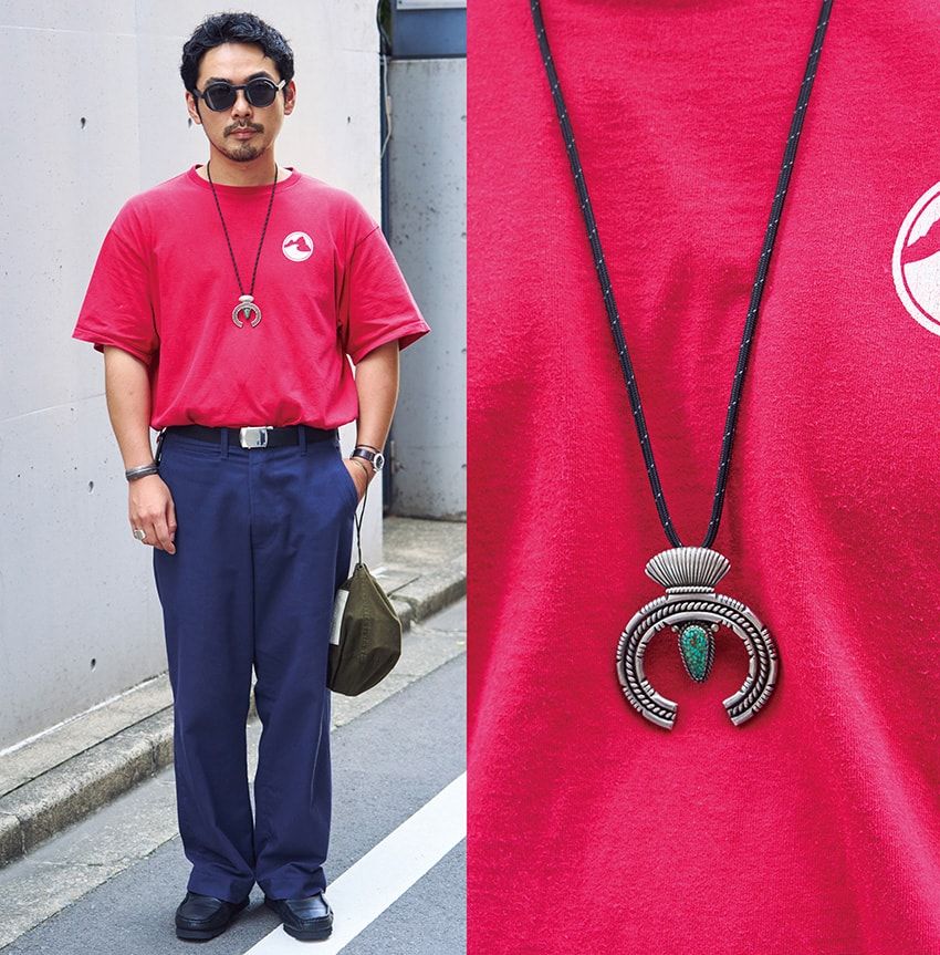 ネックレス＝スタンレー　Tシャツ＝パタゴニア　パンツ＝ビームスプラス　靴＝クラークス オリジナルズ　メガネ＝マウンテンリサーチ