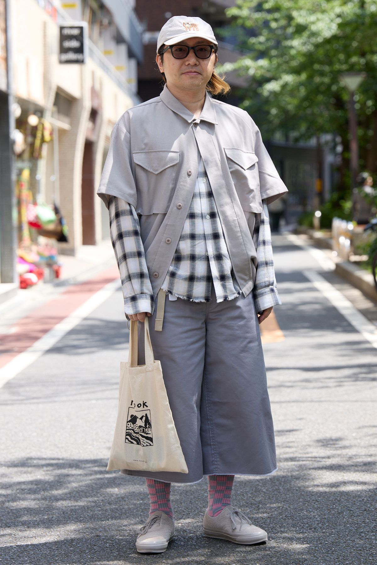 帽子、バッグ＝ともにハロコモディティー