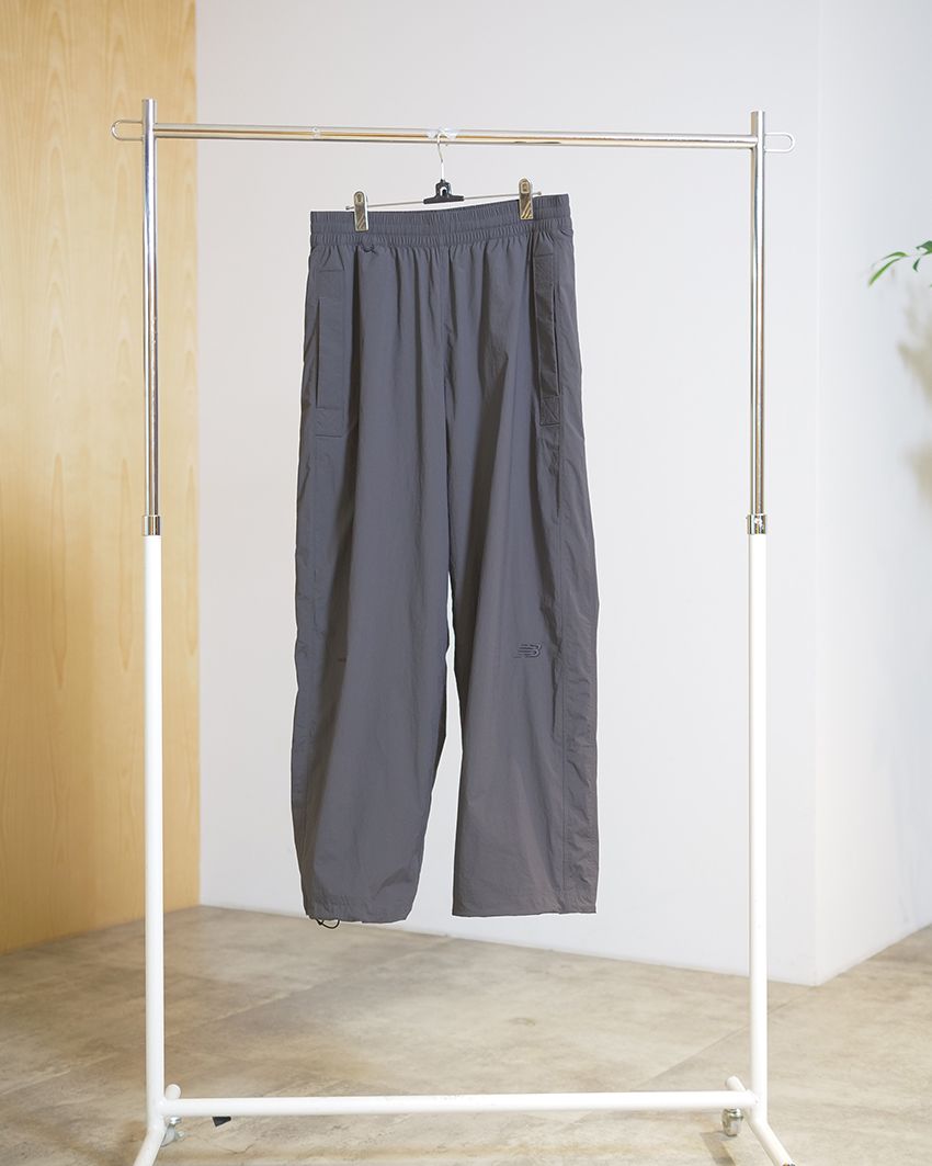 「NB GREY ライトウェイトパンツ」2万900円／ニューバランス（ニューバランスジャパンお客様相談室　0120-85-7120）