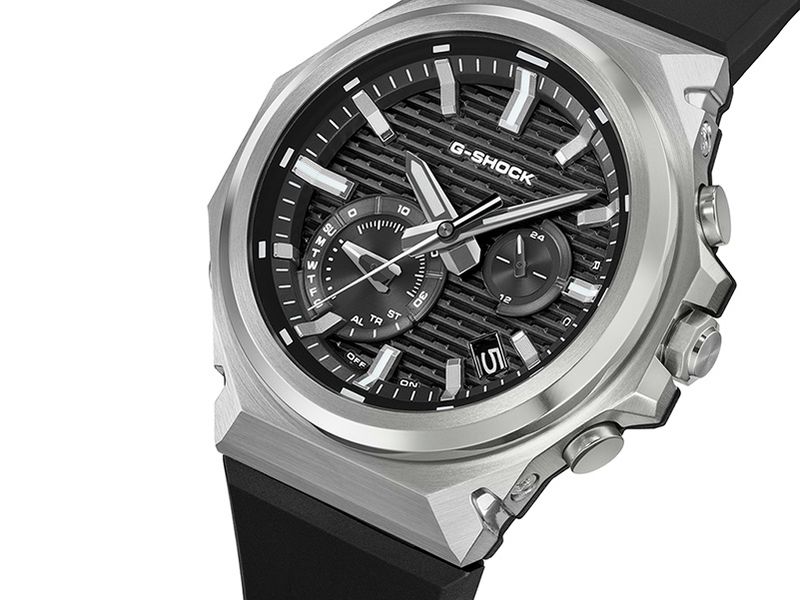 カーボンファイバー強化樹脂／ステンレススチールケース、縦46.9×横44.2mm、タフソーラー。6万500円／G-SHOCK