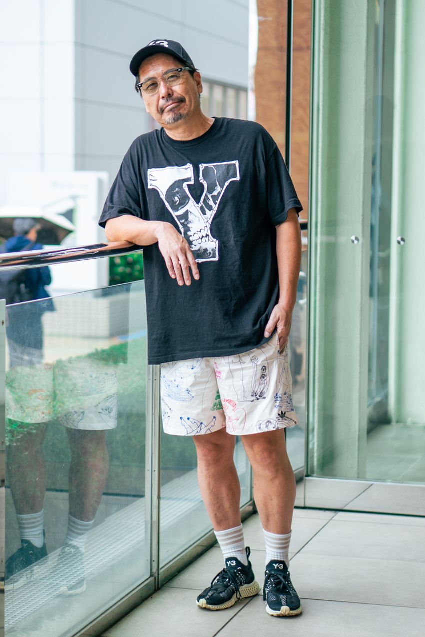 30代からの大人キャップ入門をスナップで。色は黒一択、お洒落な被り方は…… - 6枚目の画像