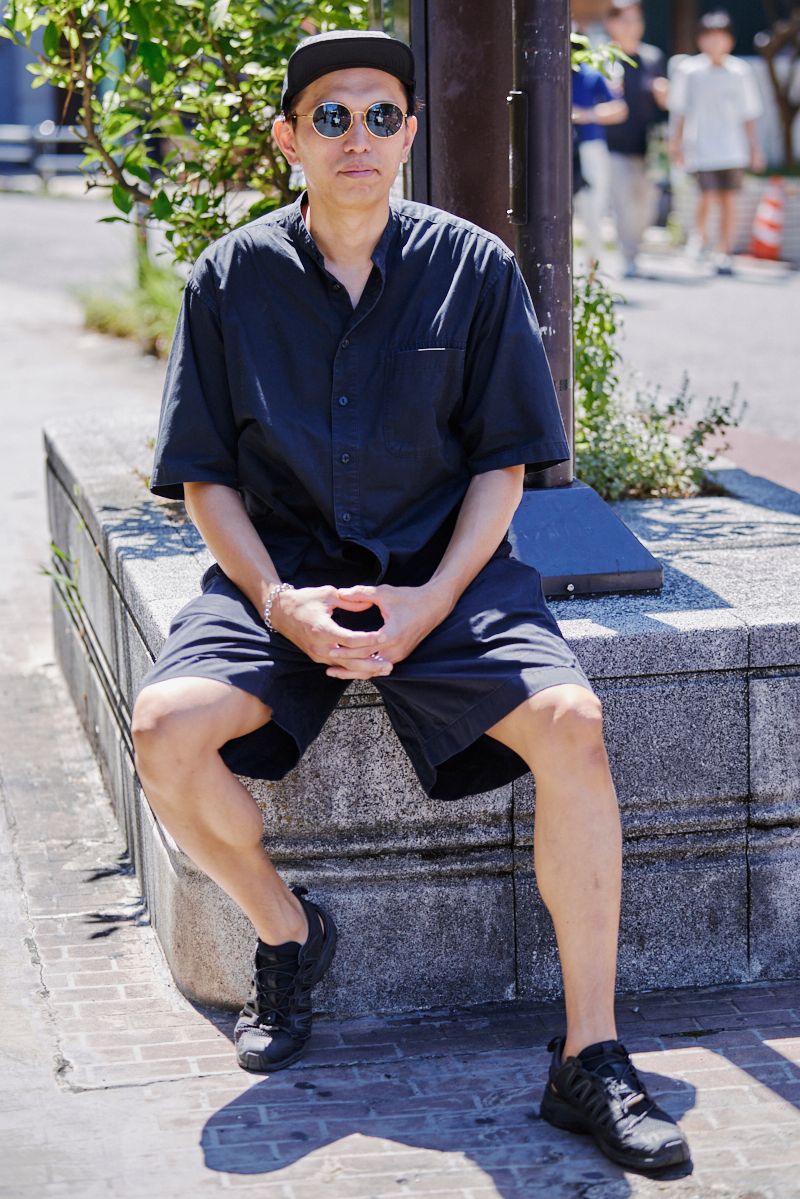 帽子、シャツ、ブレスレット＝すべて古着