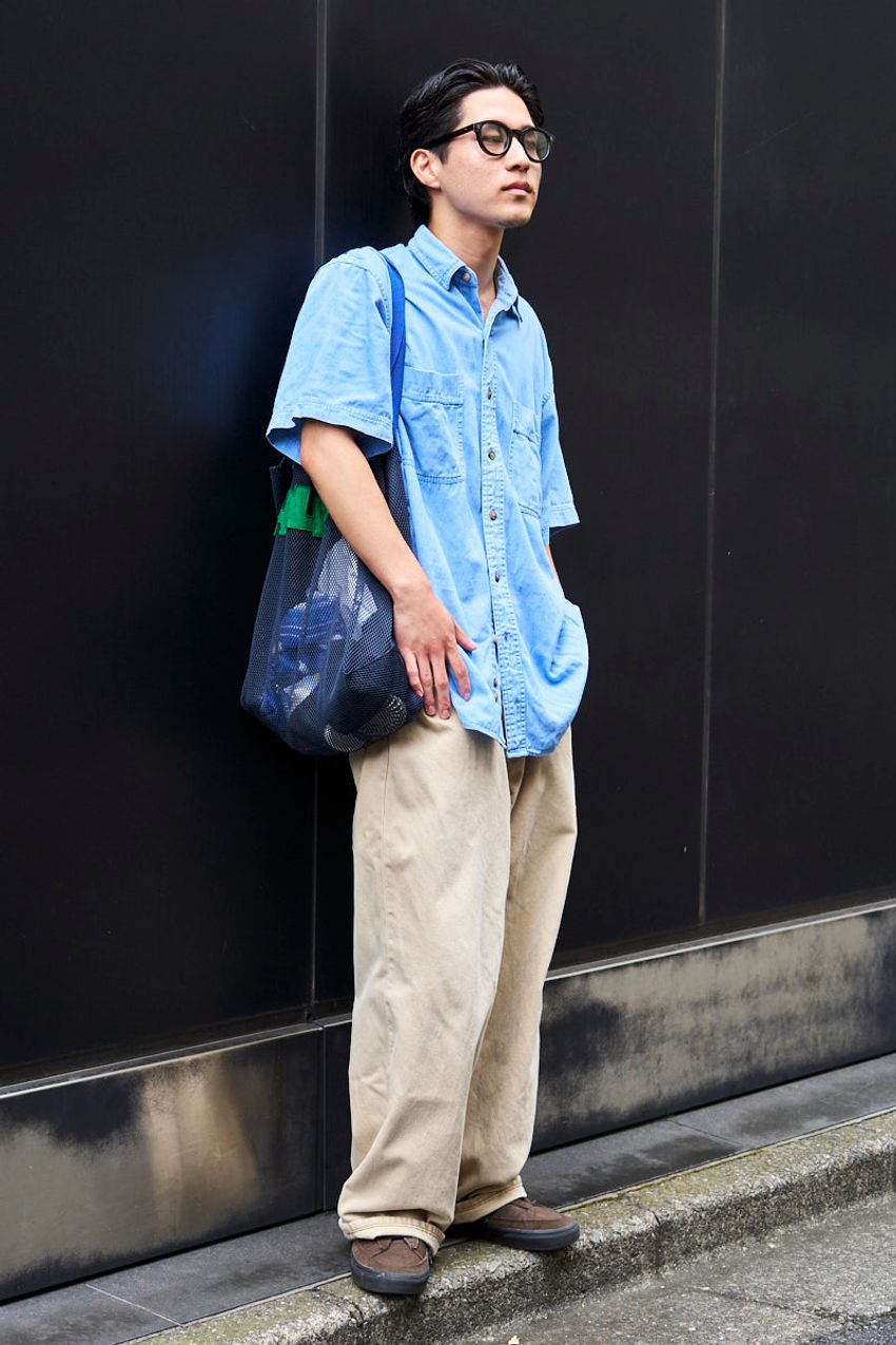 初秋コーデを大人っぽく魅せる“ベージュのパンツ”。5人の着こなし術をスナップで - 4枚目の画像