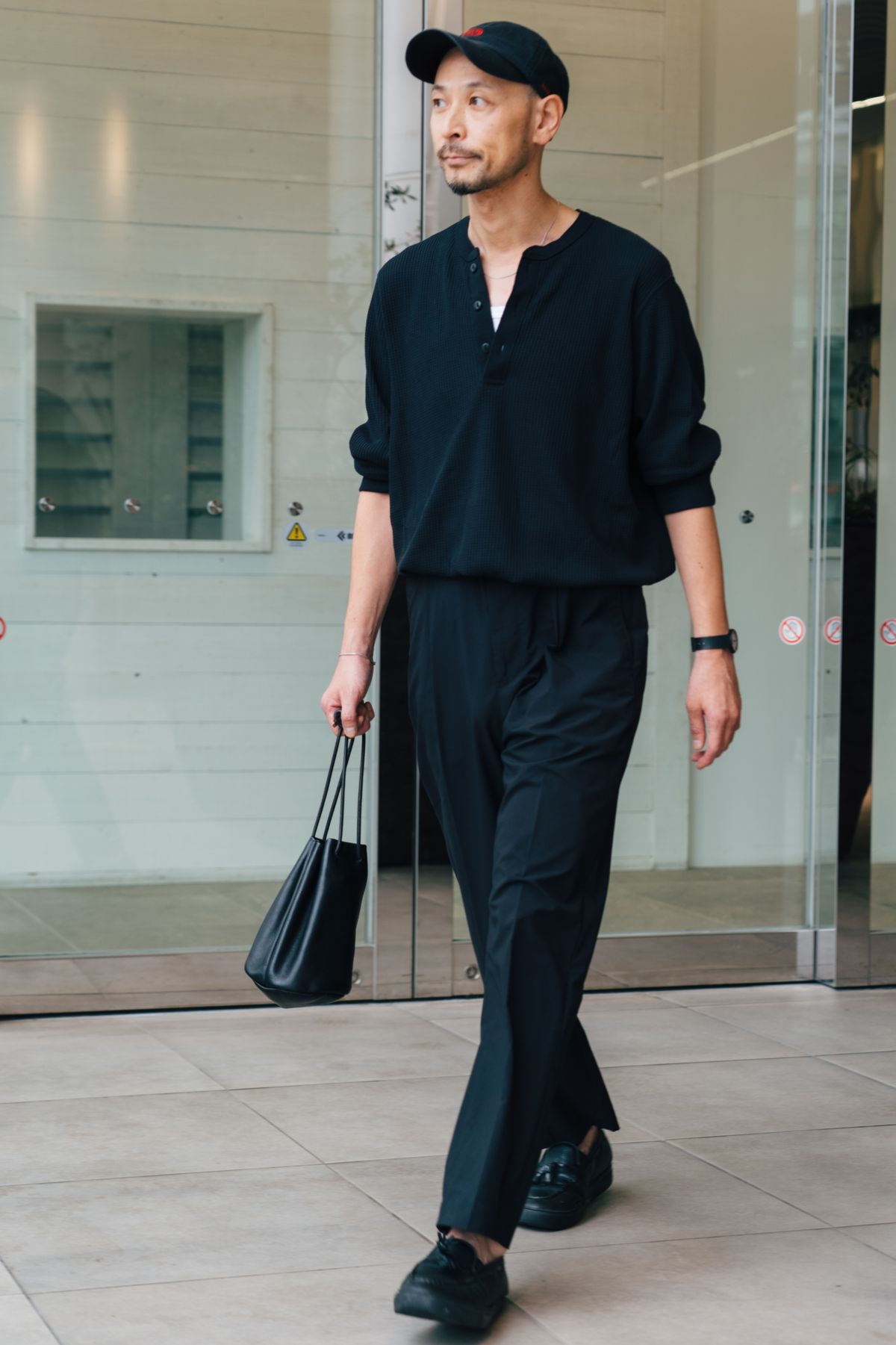 帽子、Tシャツ、カットソー、パンツ＝すべてユニクロ