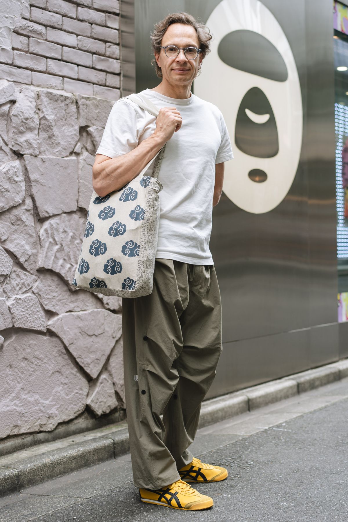 眼鏡、パンツ、バッグ＝すべて不明
