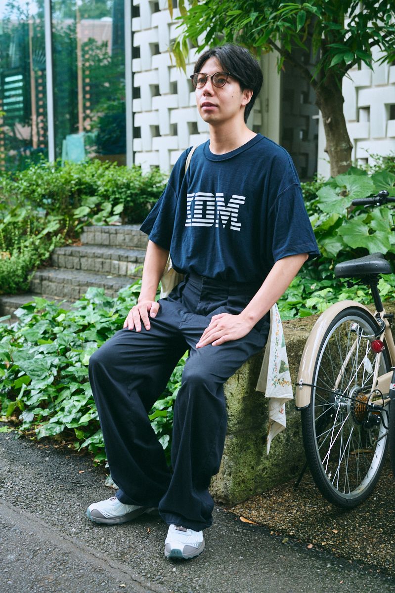 眼鏡、パンツ＝ともにユニクロ
