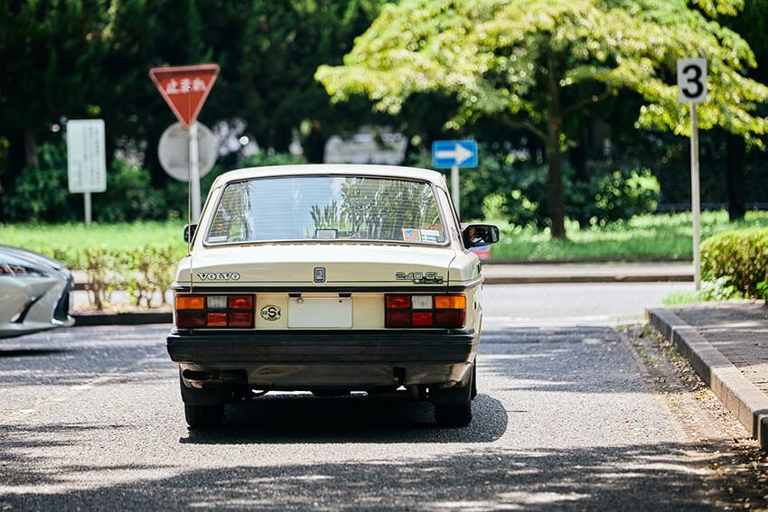 ボルボの安全思想を象徴する、1970〜90年代の名車。質実剛健なボクシーフォルムと圧倒的な堅牢性から、現在もネオクラシックカーの代表格として高い人気を誇る。シンプルな構造ゆえの耐久性と優れた積載性も兼ね備え、レトロで気取らない佇まいがファッションやライフスタイルにこだわる層を魅了し続ける1台だ。
