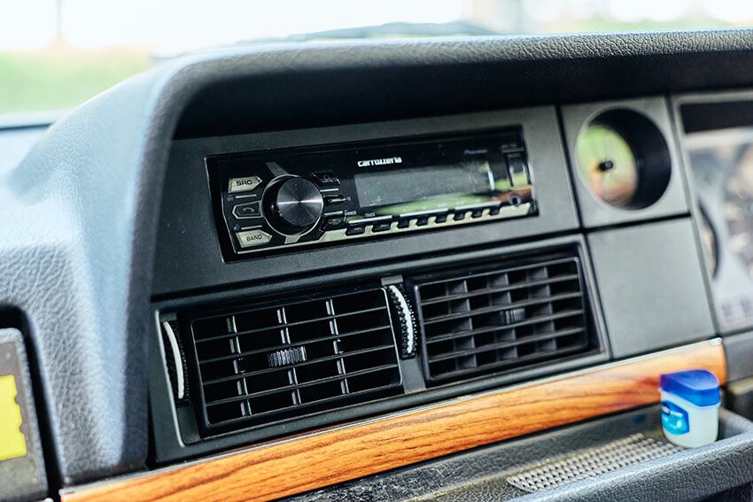 「リーバイスで言えばXXよりビッグE。この車も…」ロッチ・コカドの愛車“ボルボ 240セダン”に宿る哲学 - 22枚目の画像