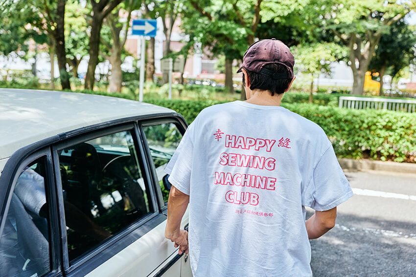 コカドさん作のオリジナルTシャツ。「HAPPY SEWING MACHINE CLUB」「湖夏戸縫紡機倶楽部」「幸縫」の文字。