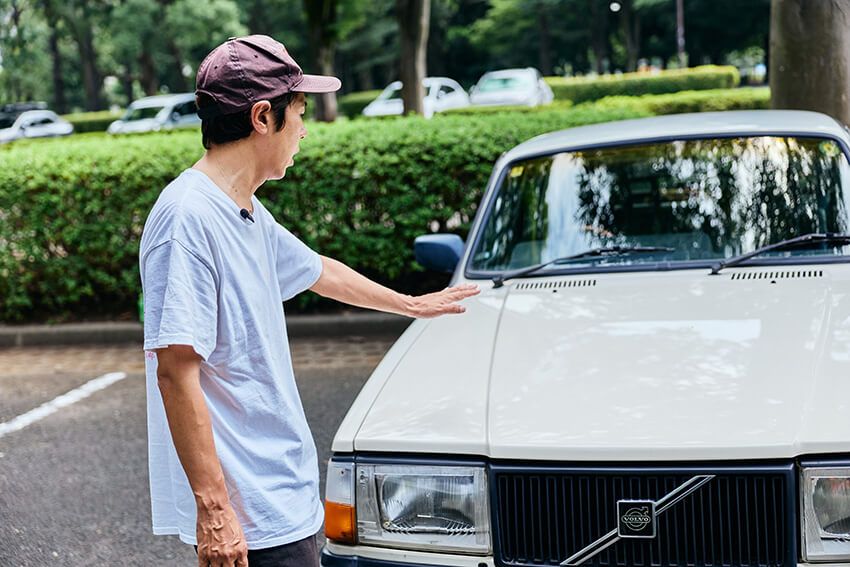 遠目からはわからないが、ボンネットには一部、塗装がくすんだような痕跡が。