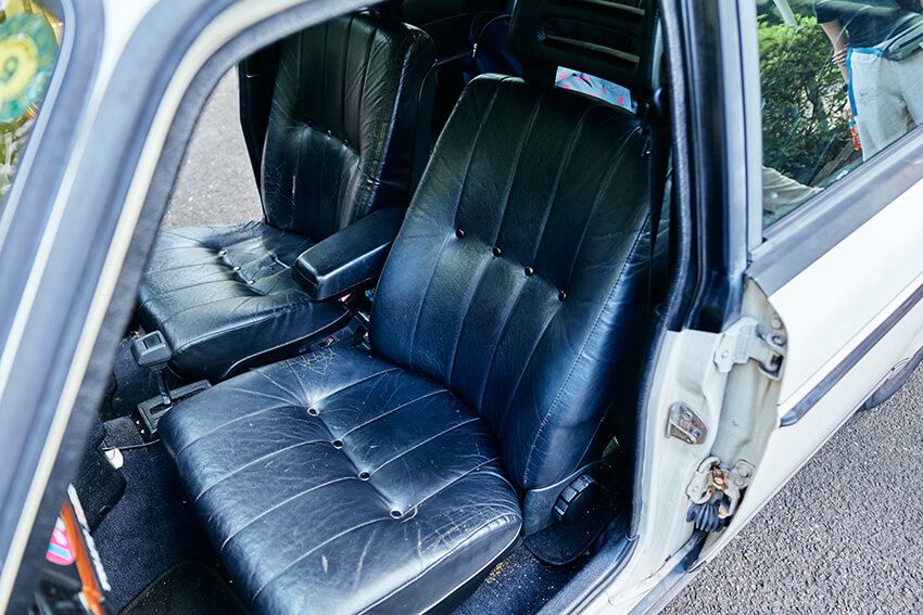 コカドさんの車は外も車内も、日常の相棒として乗り倒されている様子がよくわかる。