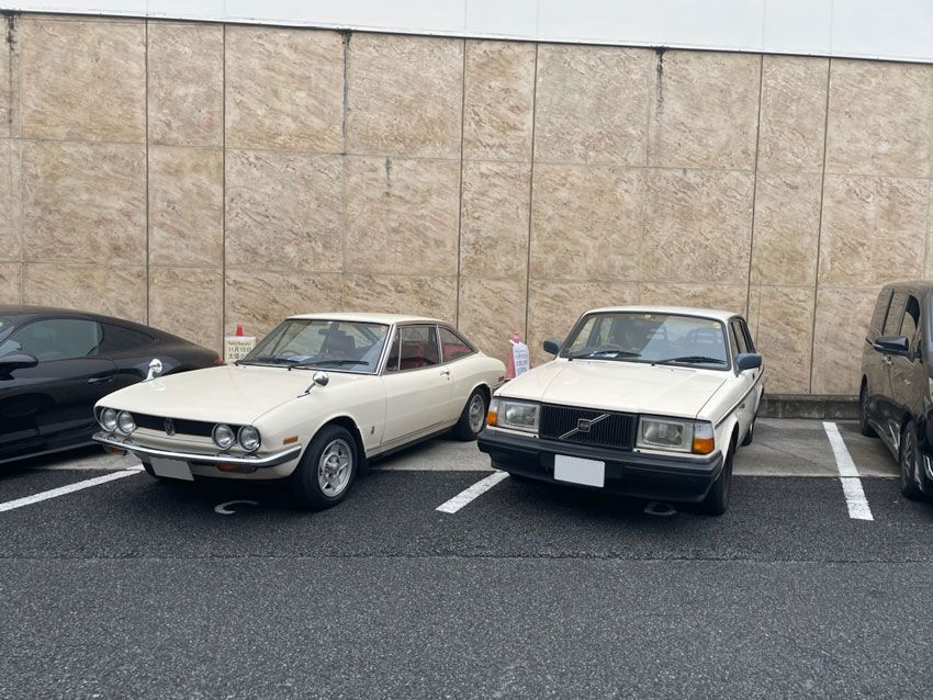 ロッチ中岡の愛車「いすゞ “117クーペ”」と並べて撮った際の写真。比べてみると、ボルボ 240の四角いフォルムがよくわかる。ゆえにモータースポーツ界では「空飛ぶレンガ」と呼ばれていた。