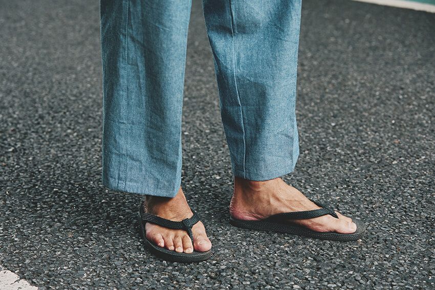 種カジ流「ワコマリア」の着こなし術。青いスラックス＆ビーサンで海っぽく、細ゴールドで上品に！ - 4枚目の画像