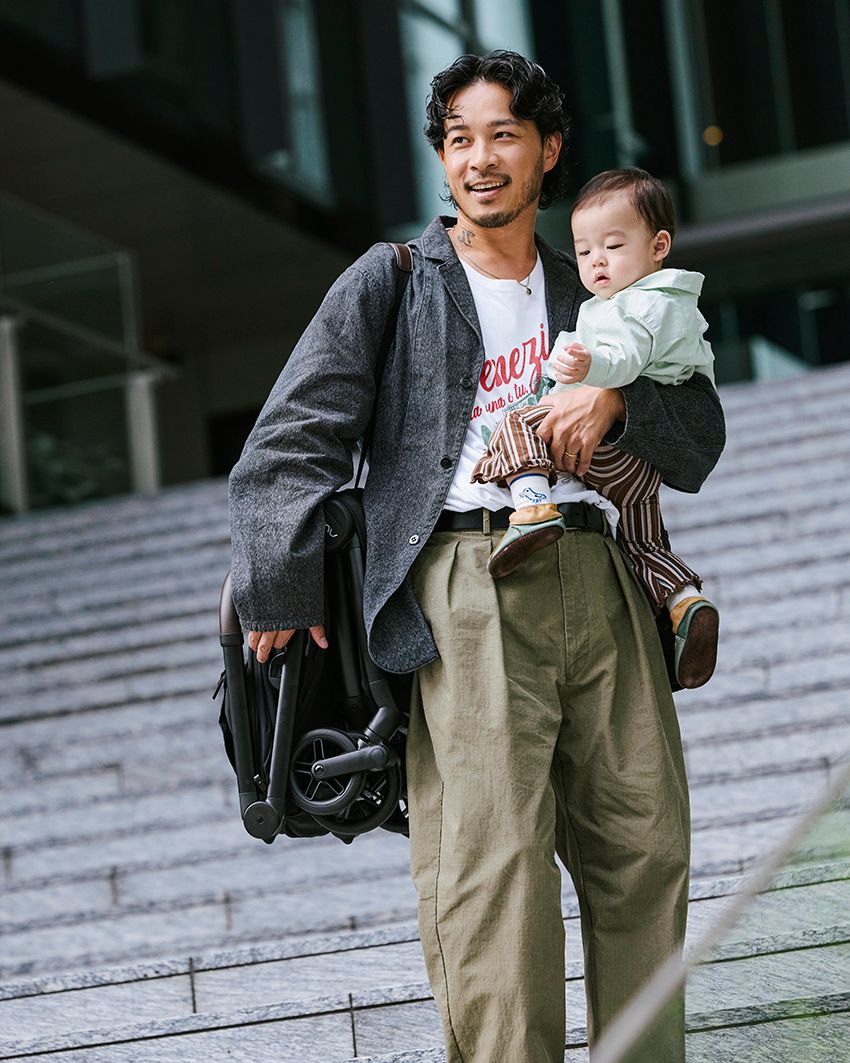 ベビーカーはショルダーストラップ付きで、肩掛けして軽々持てるのもうれしいポイント。コンパクトに折り畳めるので、省スペースでスムーズに収納できる。
