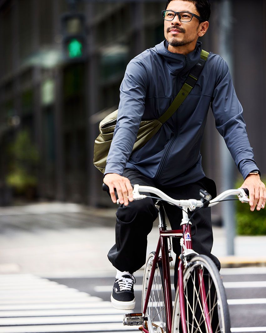 自転車を漕ぐときも、ジムで汗を流すときも、メガネのズレを気にせず動けて快適だ。メガネ1万2900円／ジンズ　0120-588-418、ジャケット1万1990円／アンフィーロ（オンワード樫山　03-5476-5811）、パンツ4万4000円／ノンネイティブ（ノンネイティブ ショップ　03-5990-4720）、バッグ2万6400円／ヨロズ（ビームス 原宿　03-3470-3947）