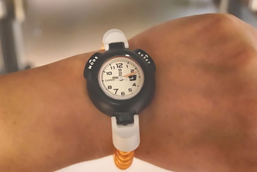 まずは通常時刻モードでスタート時刻を確認。妻との約束を守る戦いは、入る前から始まっている。※実際にサウナ内で撮影しているため、カメラの映りが悪くなっています。ご了承ください