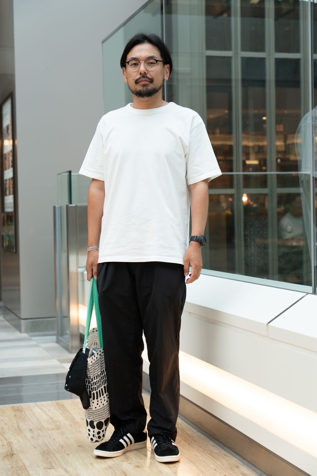 Tシャツ＝ユニクロ