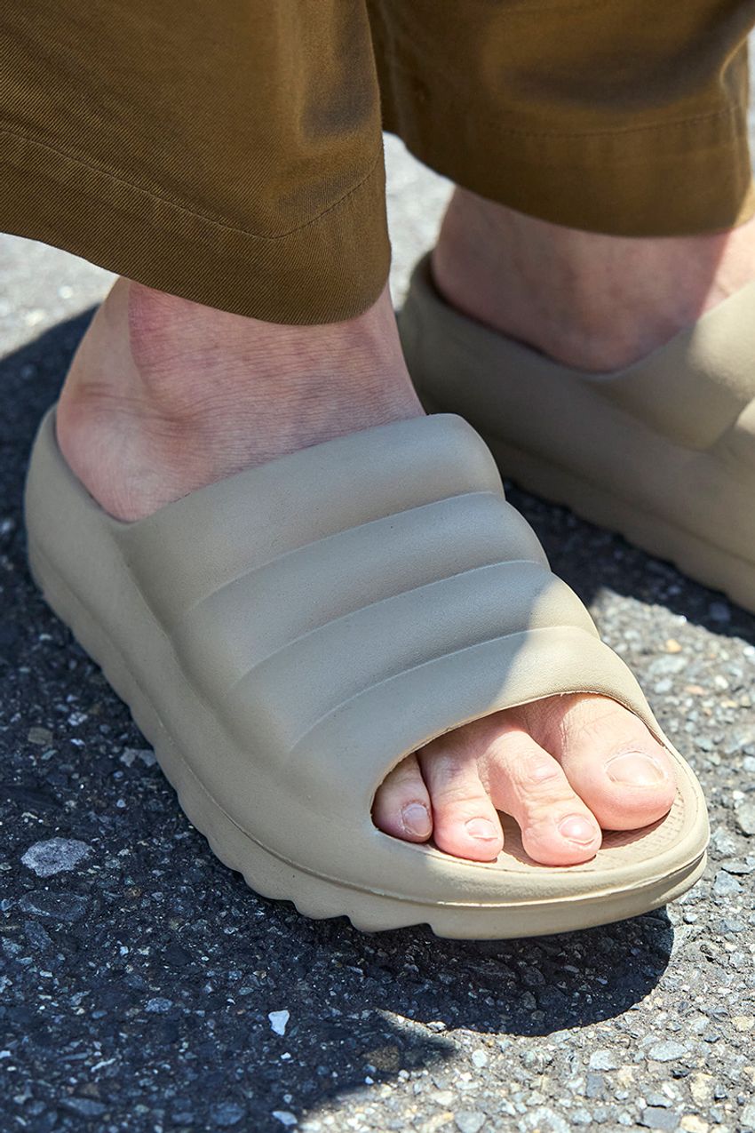 “無地T”以外も人気の「無印良品」。街角ではパンツ率も高い！ワイドやデニム、ショーツ姿をスナップ - 7枚目の画像