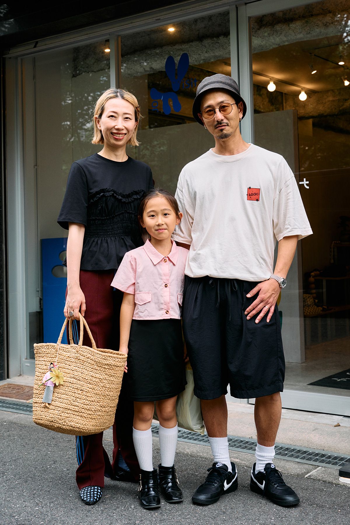 Tシャツ＝ルックスタジオ