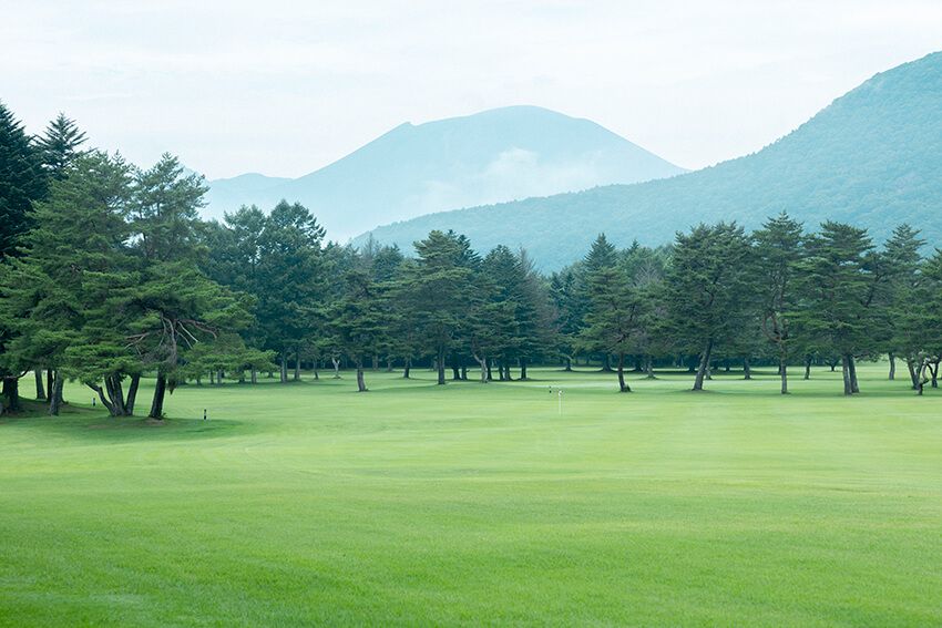 フェアウェイの先に、軽井沢の山並み。この心地良すぎる抜け感こそ、日本が誇るリゾート地ならではの空気感だ。