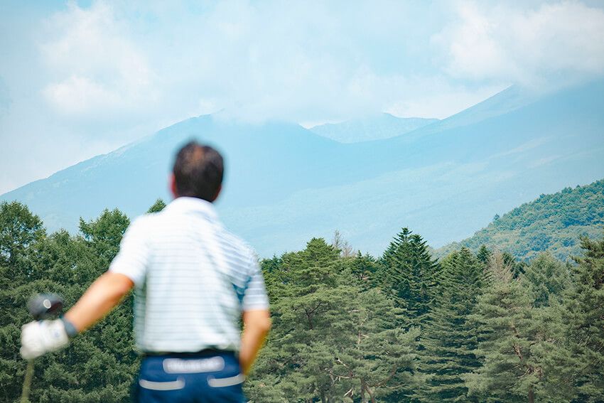 ホールの先の山並みを、しばし眺める。リトリートの午後なのである。