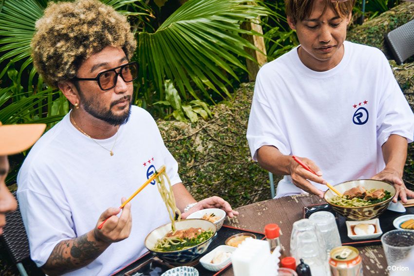 「別注LOGO TEE」6996円。ORANGE RANGE×オリオンビール×フリークス ストア（デイトナ・インターナショナル　@freaksstore_official）