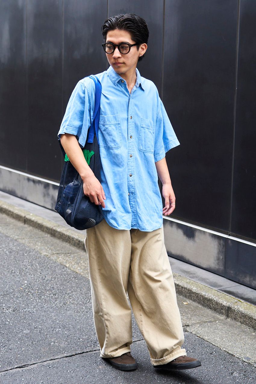 秋パンツはカーキ派？ベージュ派？季節感を先取りした5人の着こなし好例 - 8枚目の画像