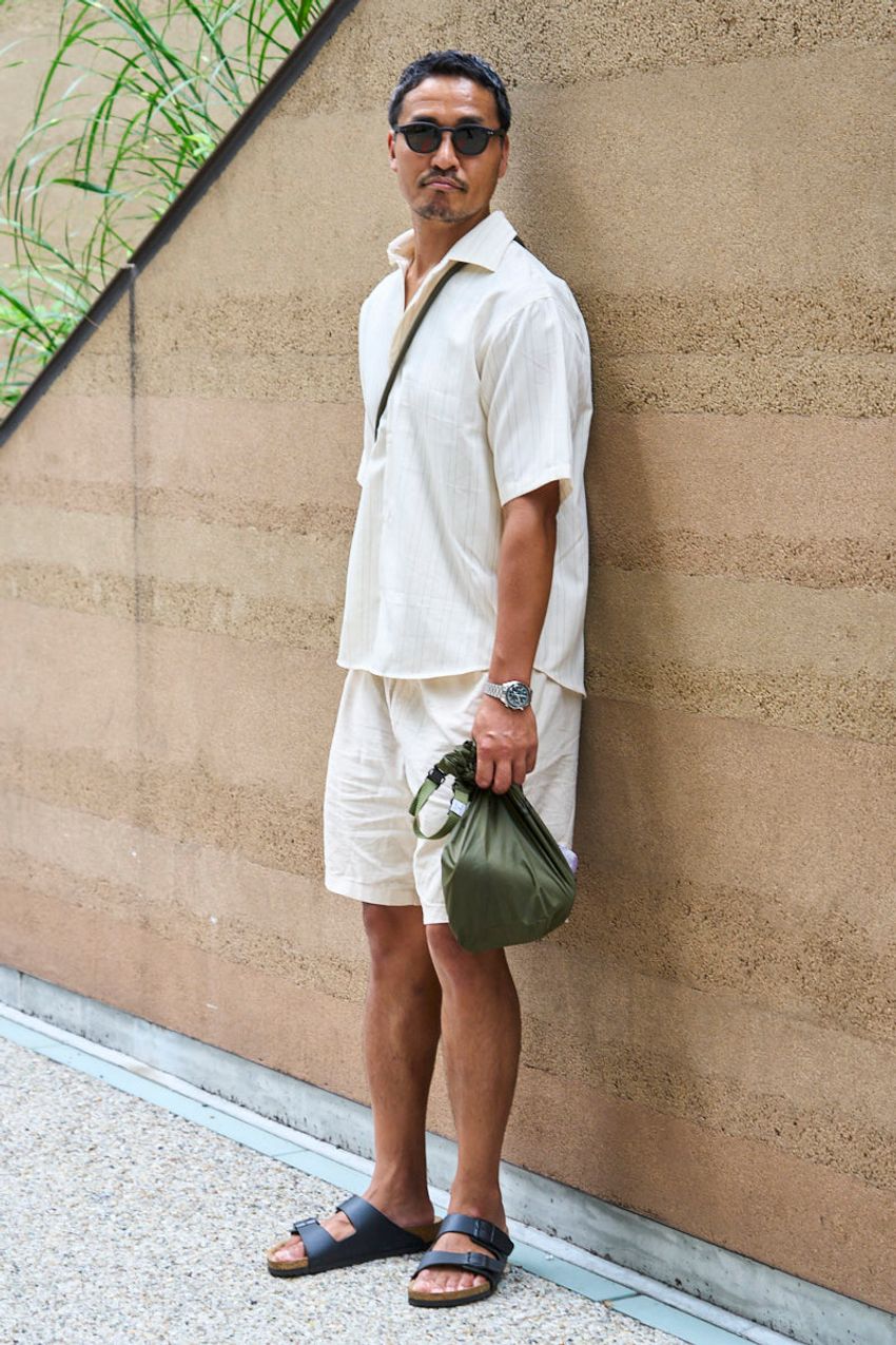 【30〜40代】完全に定着した「白パンツ」、5名の大人たちの着こなし術とブランドをスナップで - 6枚目の画像