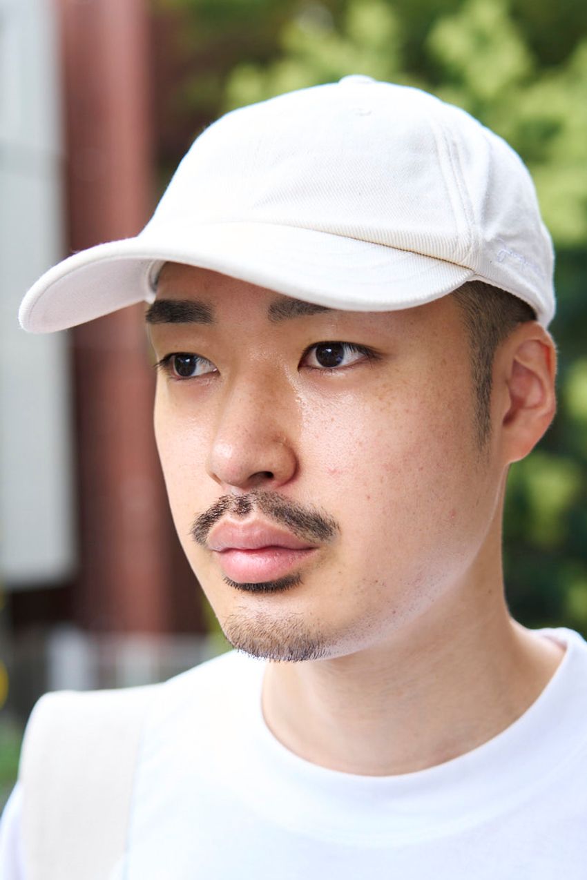 「Tシャツ×ワイドパンツ」のラフな晩夏コーデ5選！ 無難にならないポイントを解説 - 3枚目の画像