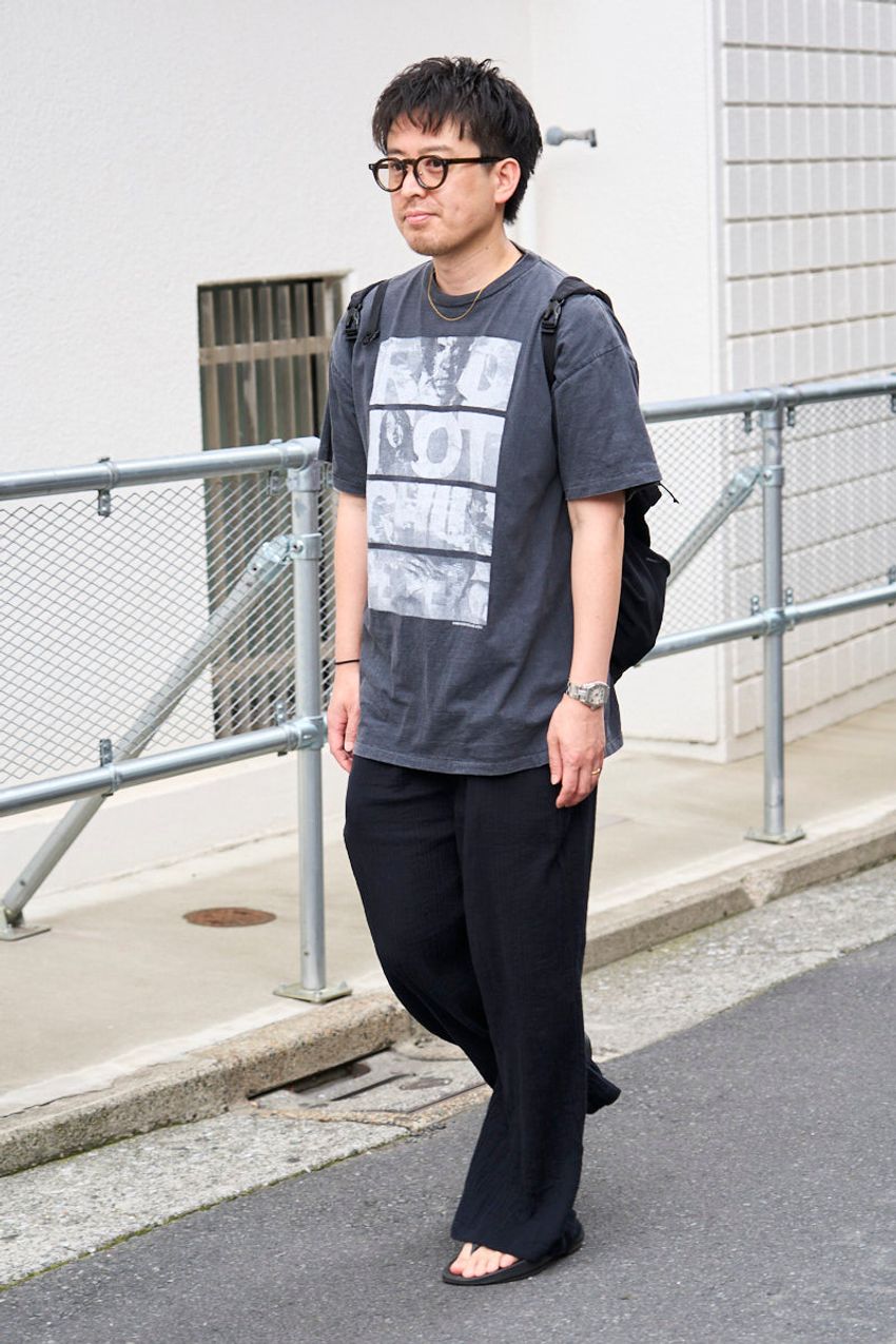 「Tシャツ×ワイドパンツ」のラフな晩夏コーデ5選！ 無難にならないポイントを解説 - 10枚目の画像