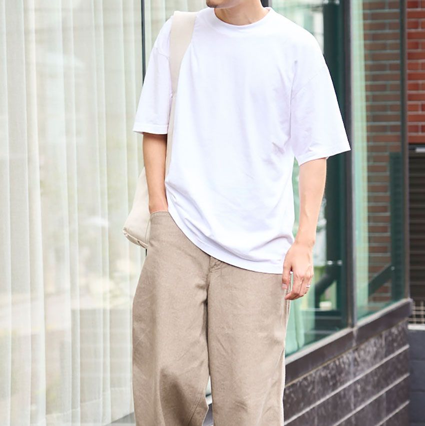 「Tシャツ×ワイドパンツ」のラフな晩夏コーデ5選！ 無難にならないポイントを解説 - 1枚目の画像