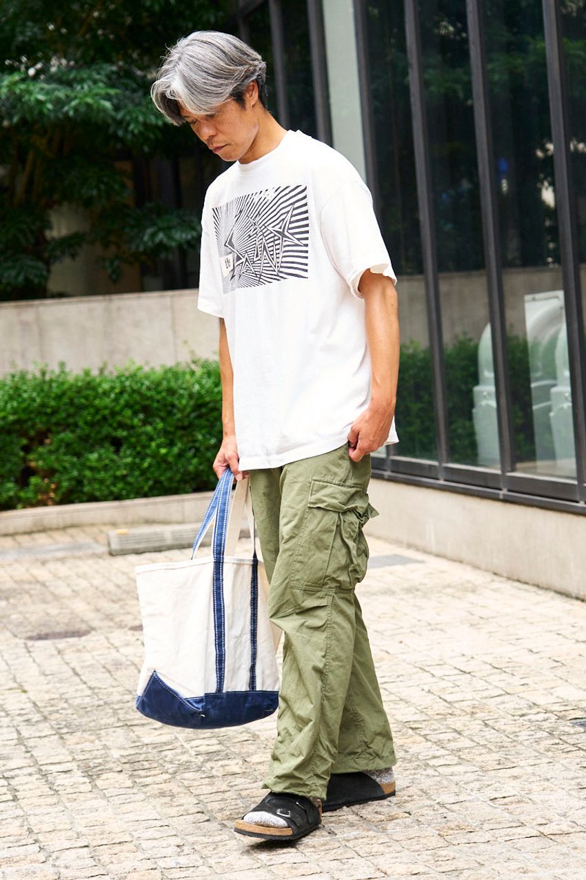 「Tシャツ×ワイドパンツ」のラフな晩夏コーデ5選！ 無難にならないポイントを解説 - 4枚目の画像